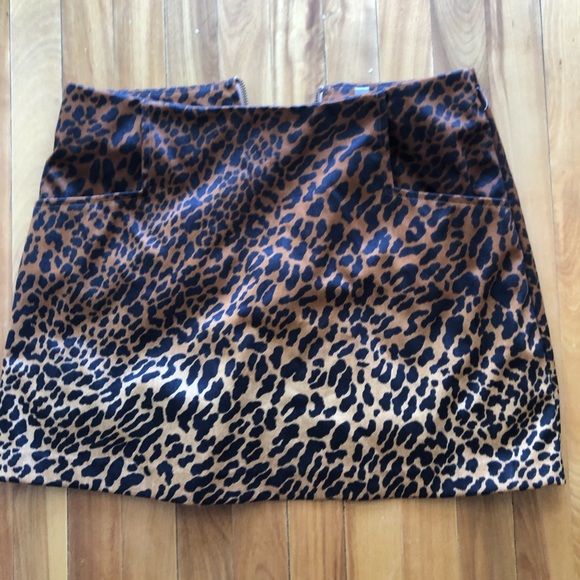 Leopard Print Short Skirt - Picture 2 of 2